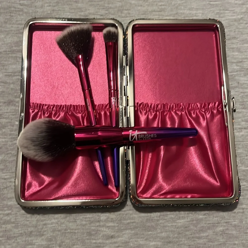 IT COSMETICS Rockstar Brushes Set Powder Highlight Shadow + Glitter Clutch NWOT - Picture 4 of 6